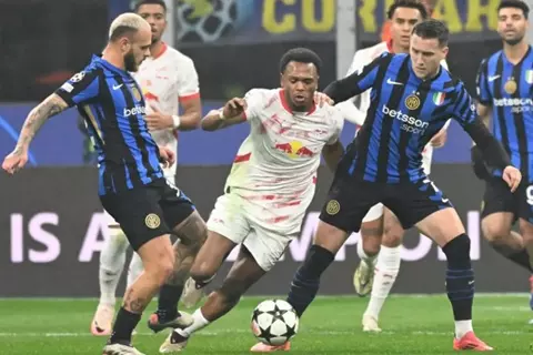 أستون فيلا يستهدف هداف لايبزيج لتعويض واتكينز